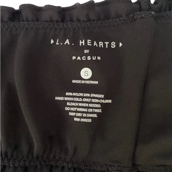 L.A. HEARTS by PACSUN RUFFLED BANDEAU BIKINI TOP - SMALL. BLACK - Picture 4 of 6